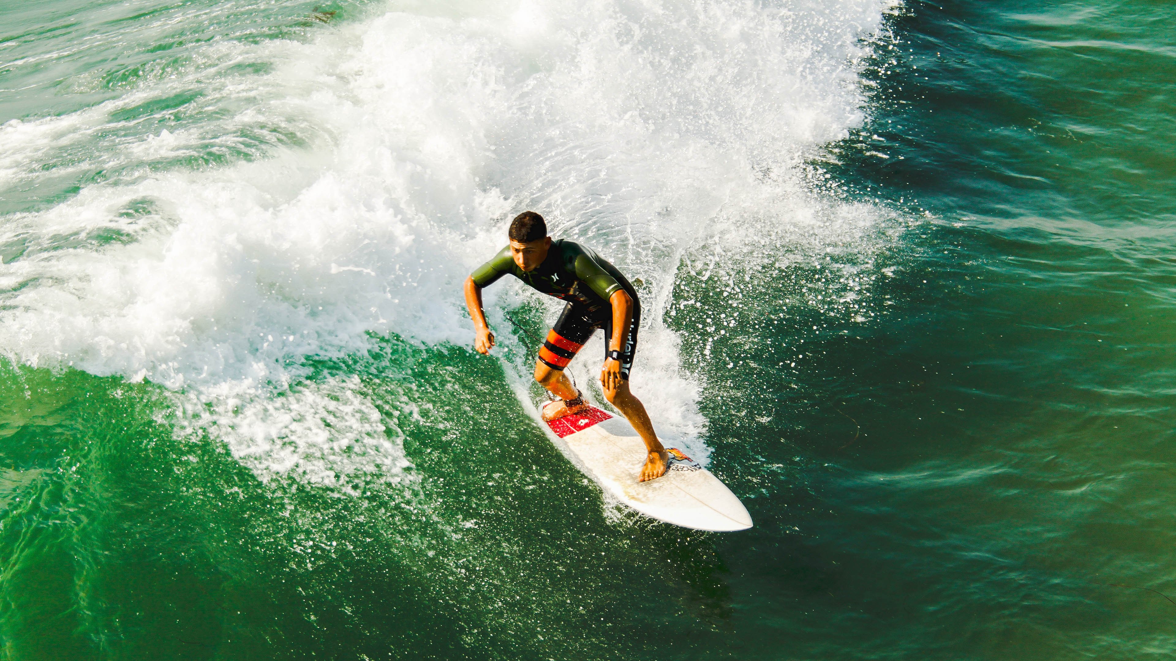 曼城10人仍逆转拿坡里,蓝月亮延续霸主气势,曼城别称是不是蓝月亮