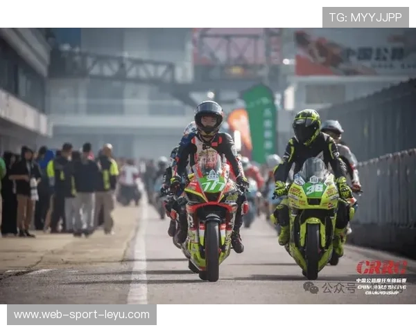摩托车赛场竞争激烈，多位选手突破个人纪录