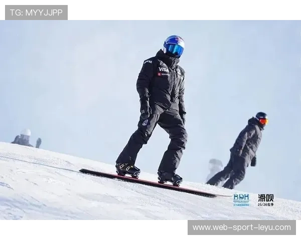 滑雪选手把雪板滑断仍冲到终点