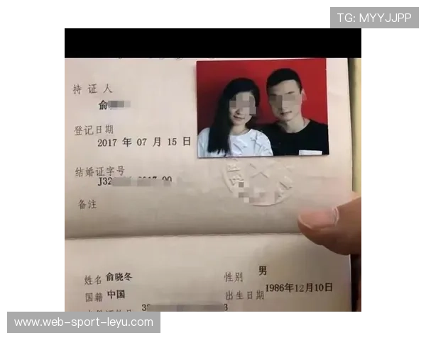 王暖暖离婚案明日审理，70岁离婚规定引发热议，王暖暖丈夫照片