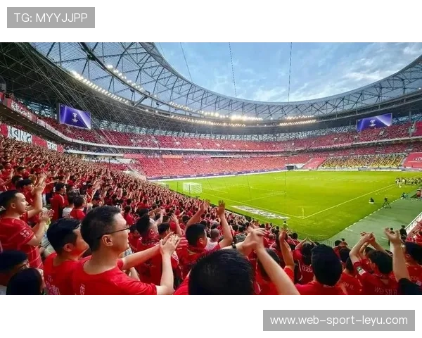 球迷热情高涨，现场气氛火爆，球迷的热情